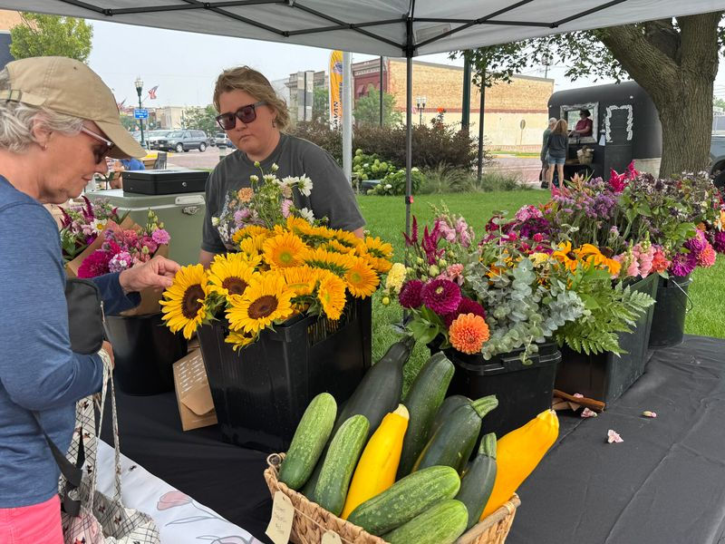 Choose from many local farmers' markets in WalCo