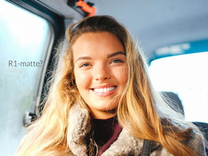 R1-matte elev som smiler