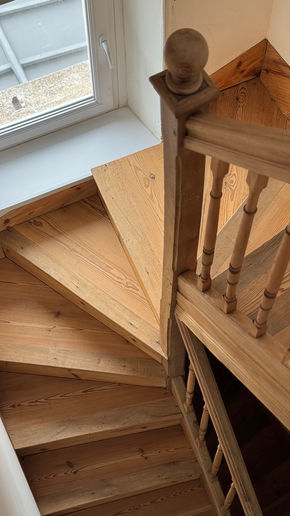 aérogommage vitrification escalier deux étages pin et chêne massif