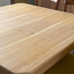 Table carré merisier brut vitrificateur sablage aérogommage