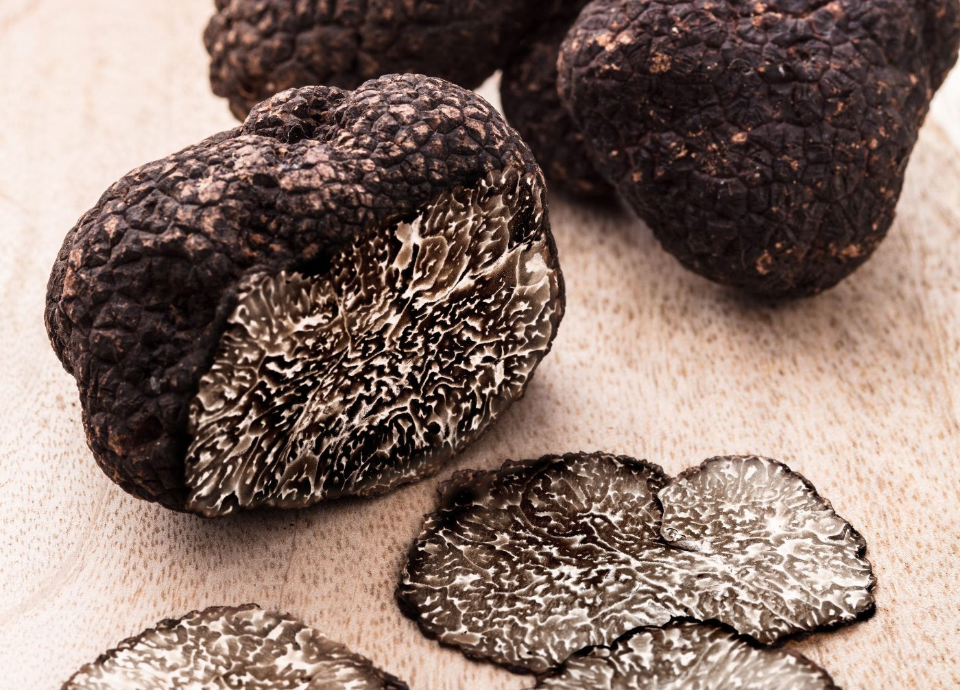 FRESH BLACK PERIGORD TRUFFLES MELANOSPORUM EXTRA-GRADE 100gr.