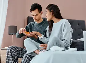 56004968_hacer-el-viaje-hacia-la-recuperación-un-conjunto-una-pareja-joven-tomando-medicamentos-mientras