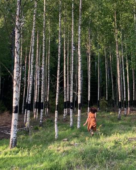 Lua Rivera showcases a remarkable work dedicated to creating immersive installations and interventions. 