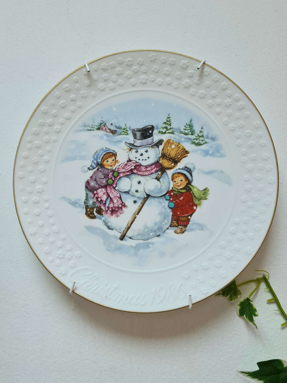 תמונה ממוזערת: צלחת נוי Avon: ילדים ואיש שלג ,קריסמס,1986 (כולל מתלה. ניתן גם ללא)