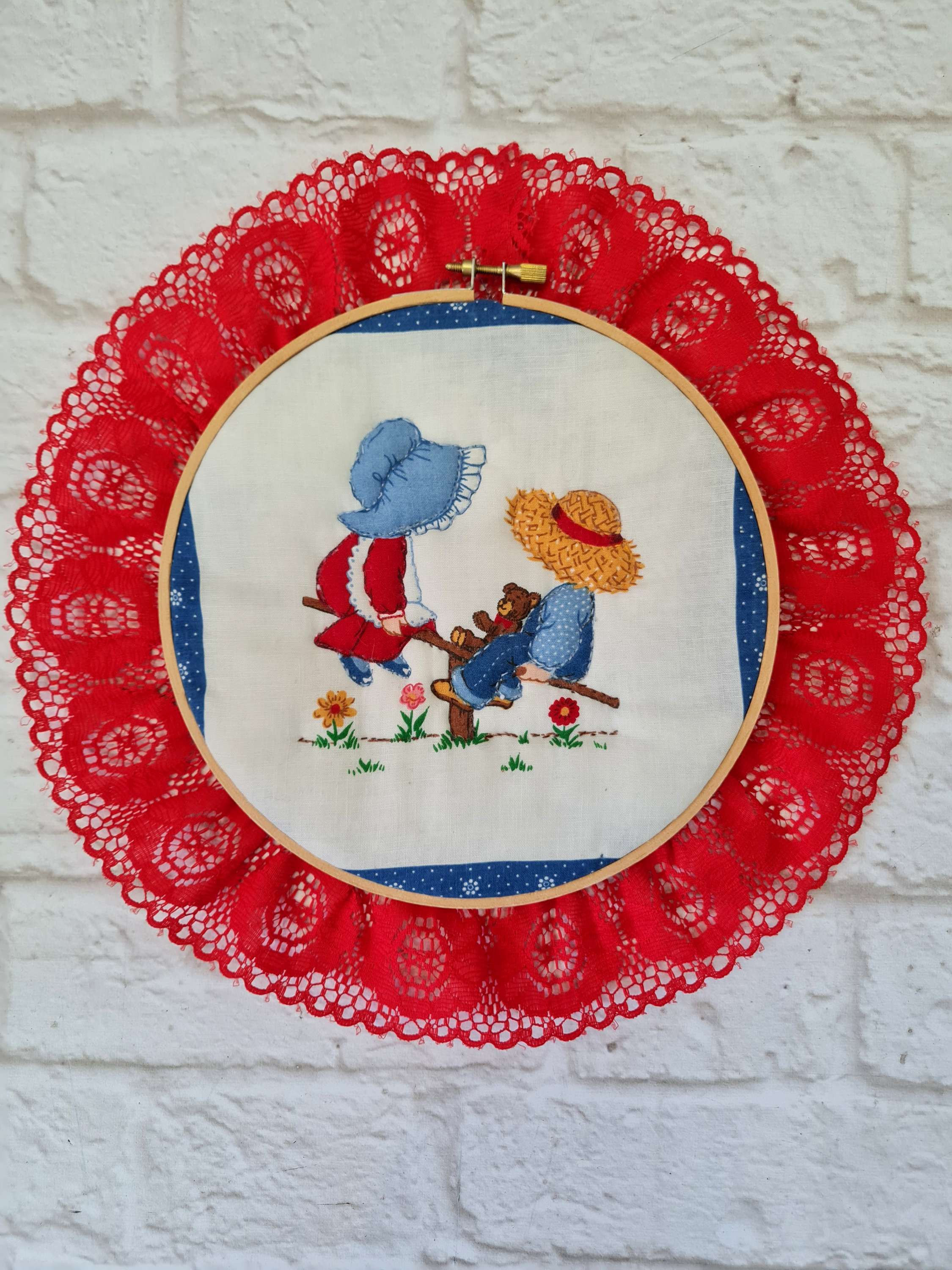 חישוק בד- השניים על הנדנדה