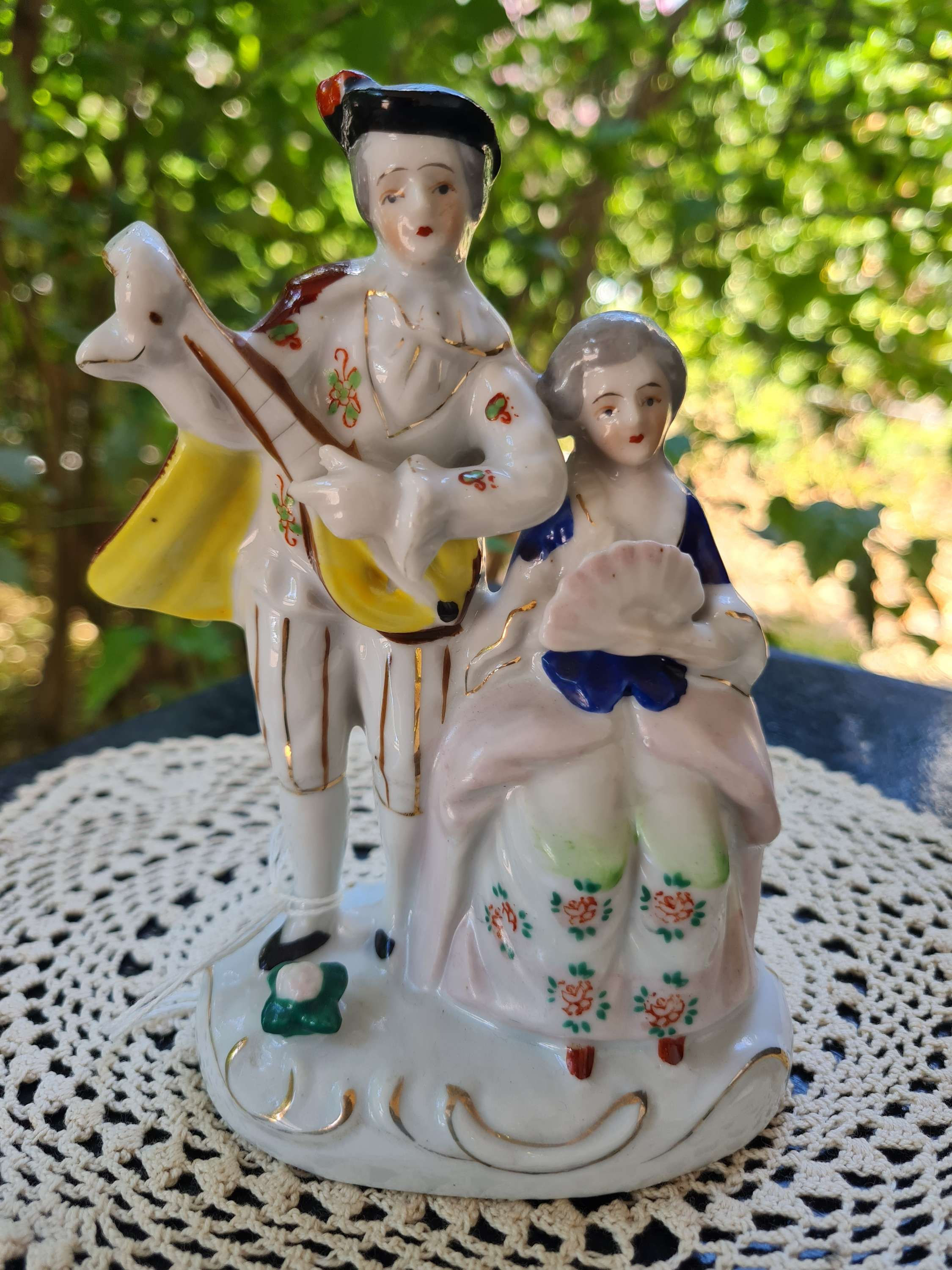 פיגורינות הוא עם כלי מיתר והיא עם מניפה occupied Japan