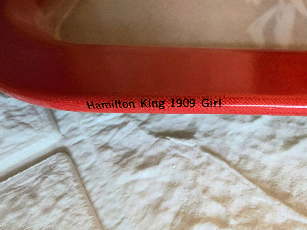 תמונה ממוזערת: מגש קוקה קולה - הדוגמנית בכובע הגדול (1971)