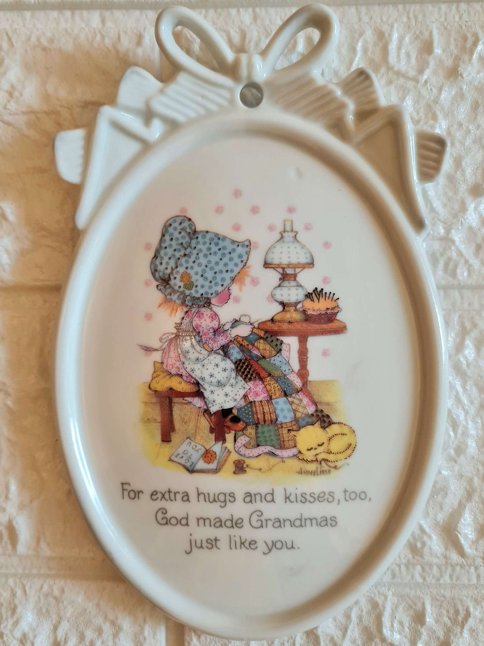 תמונה ממוזערת: קישוט קיר אליפטי מעוטר בסגנון הולי הובי- מסר אוהב לסבתא