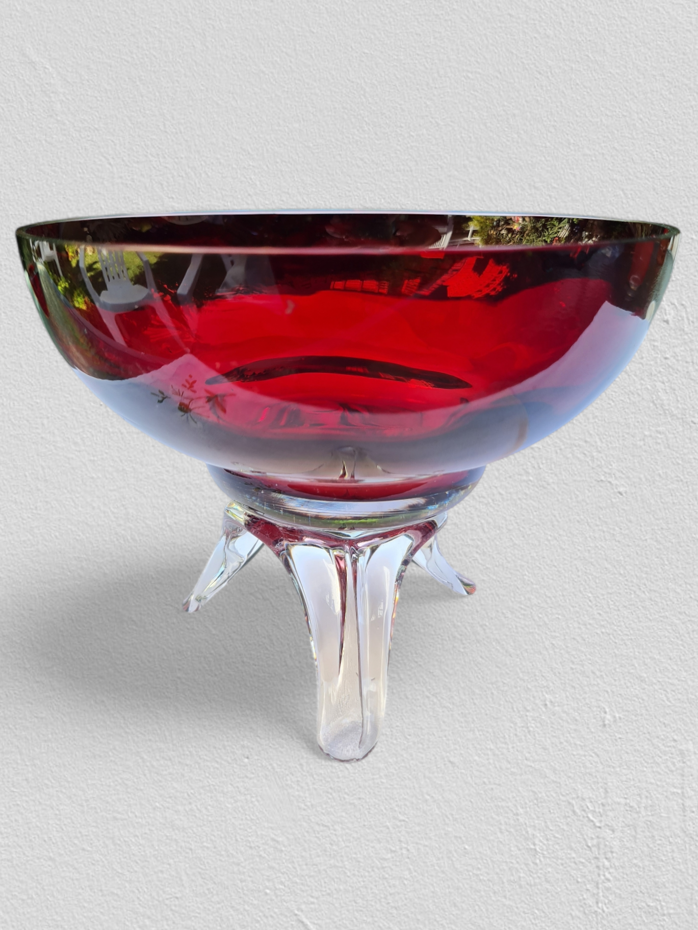 צלוחית זכוכית אדומה על 3 רגליים 