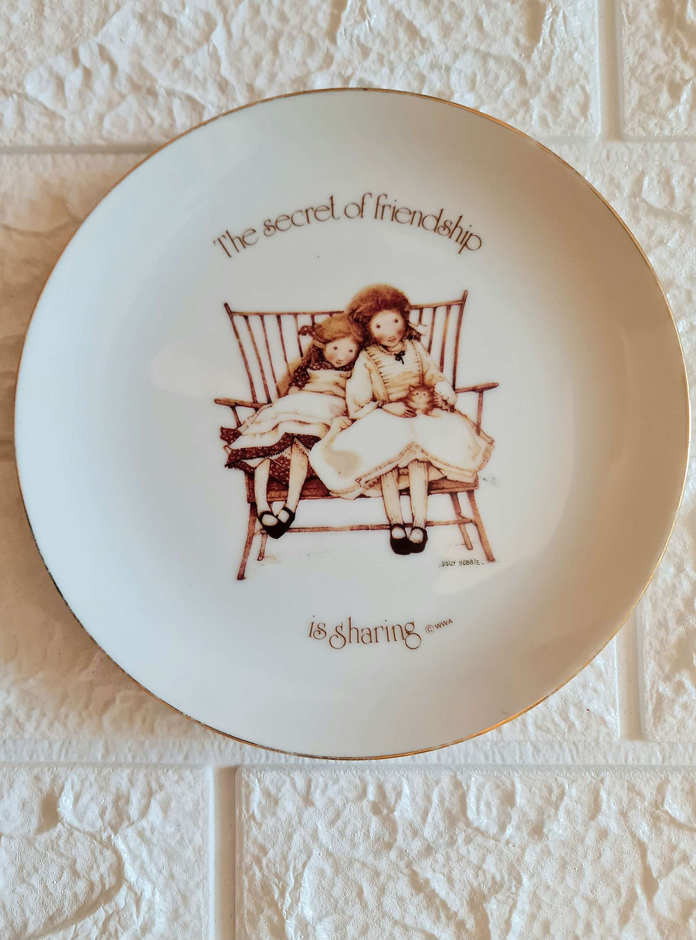 תמונה ממוזערת: (המחיר כולל מתלה. אפשרי גם ללא) הולי הובי צלחת  עם מסר על חברות (גווני חום)