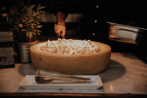 Ein Parmesanlaib mit Pasta darin, serviert von perfect day catering auf den Waldorfer Höfen in Ochtendung