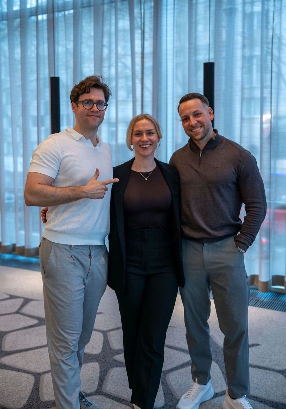 Ein Gruppenbild. Zu sehen sind Dr. Christian Meyer zusammen mit Stella Szepanski und Tobias Kurz