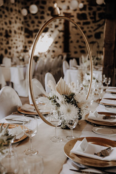 Ein Dekorierter Hochzeitstisch mit Tellern und Blumen auf den Waldofer Höfen in Ochtendung