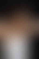 Nahaufnahme von Braut wie sie sich Schmuck anzieht während des Getting Ready