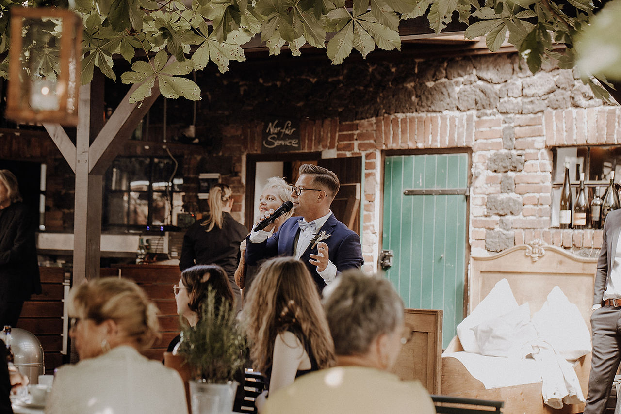 Gäste halten eine Rede während einer Hochzeit auf den Waldofer Höfen in Ochtendung