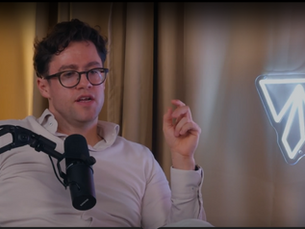 Herr Dr. med. Christian Meyer am Mikrofon sprechend während eines Podcasts