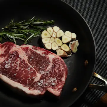 Kött i stekpanna med vitlök och timjan