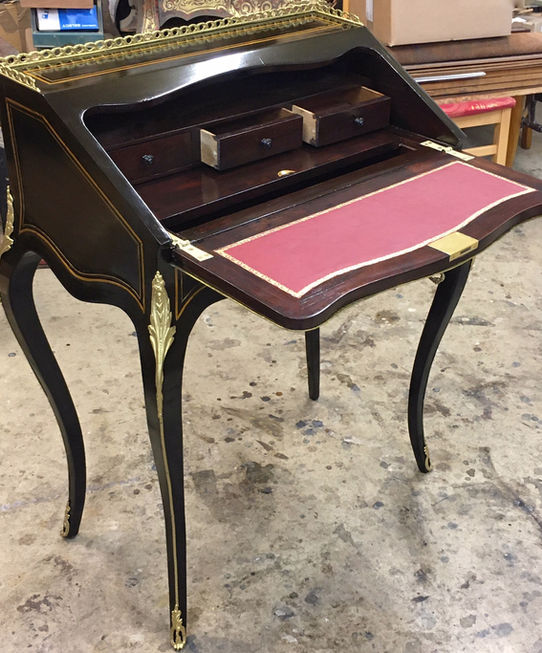 Restauration de meubles bois vitré 35, rénovation meuble ancien vitré 35, création de jeux en bois vitré, ébénisterie vitré 35, Ravive Atelier