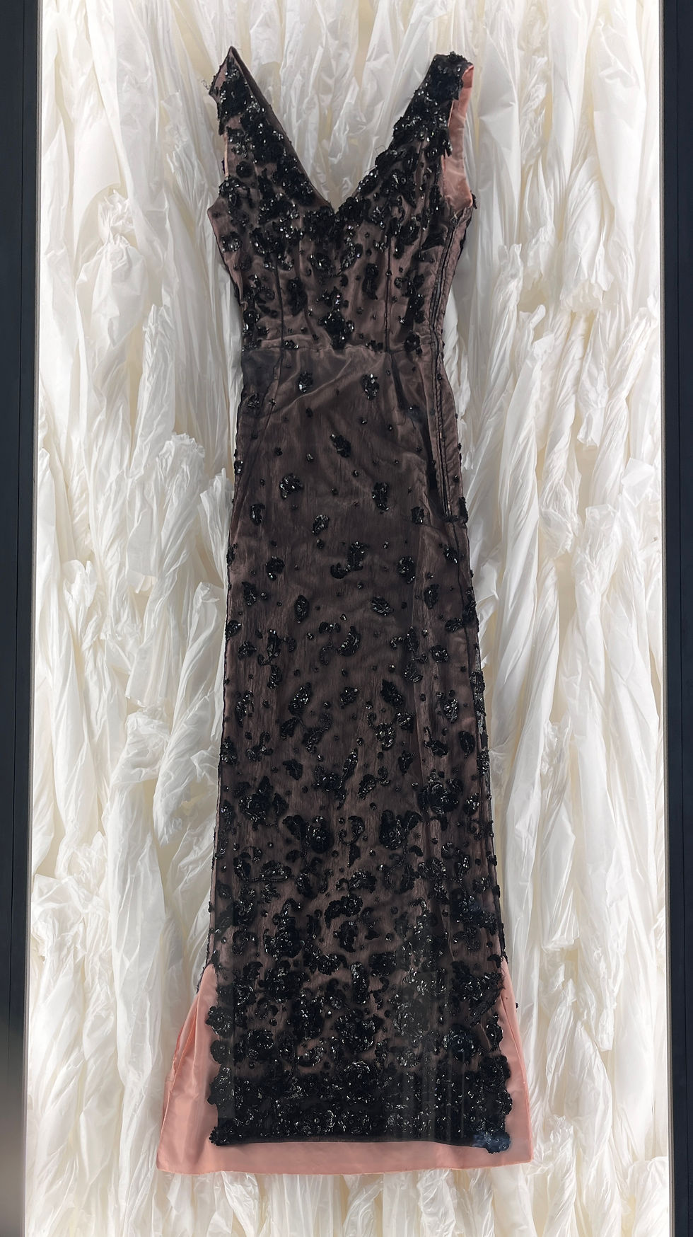 WINTER 1949 ピンクのシルクファイユにブラックのチュールにビーズ刺繍を施したイブニング・シースガウン。