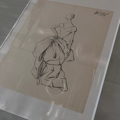 WINTER 1954 18世紀のア・ラ・ポロネーズスタイルのイブニングガウンのデザイン画のフロント。