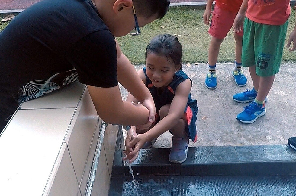 way to go kor kor... giving Mei Mei a hand by holding the tap while she washes her hands 👍