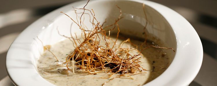 Sopa de Cogumelos com Raíz de Alho-Poró (Site Band / Uol)