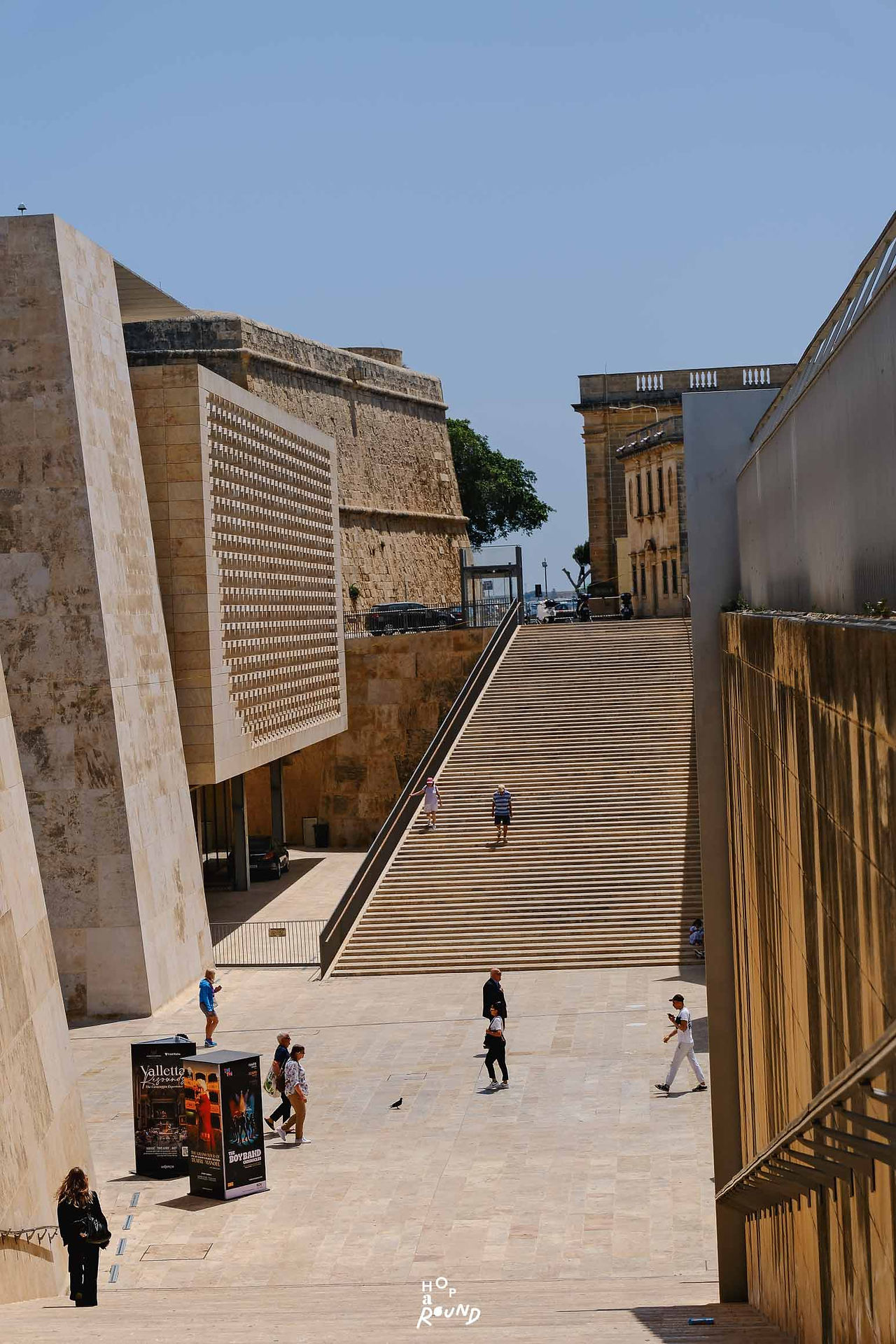 รีวิว Malta เที่ยวมอลต้าด้วยตัวเอง Malta Itinerary งบ ที่เที่ยวมอลต้า รีวิว Malta เที่ยวมอลต้า ประเทศลับมรดกโลก UNESCO แพลนเที่ยวมอลต้า 3 วัน 2 คืน แจกแพลนเที่ยวมอลต้า (Malta) เมืองมรดกโลกกลางทะเลเมดิเตอร์เรเนียน เดินทางง่าย สะดวก ค่าครองชีพไม่แพง พูดภาษาอังกฤษ เตรียมตัวไป Hop ที่ "มอลต้า" เกาะมรดกโลกที่อดีตและอนาคตบรรจบกันอย่างลงตัว! แจกแพลนเที่ยว 3 วัน 2 คืน พาสำรวจสถาปัตยกรรมยุคกลางอายุเกือบ 5,000 ปีที่ผสานงานดีไซน์ร่วมสมัย พร้อมแชร์ทริคเที่ยวฉบับ Smart Luxury ให้คุณเสพงานศิลป์ จิบกาแฟ และดินเนอร์หรูได้แบบคุ้มค่าที่สุด รีวิวมอลต้า review malta Valletta