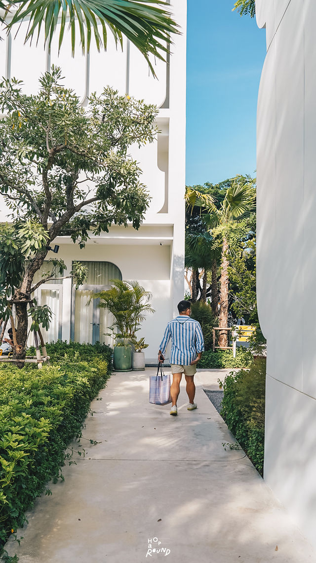 จองห้องพัก The Standard Hua Hin เดอะ สแตนดาร์ด หัวหิน โรงแรมหรูในหัวหิน ไฮแอท จองห้องพัก ราคาพิเศษ The Standard Hua Hin รีวิว เดอะ สแตนดาร์ด หัวหิน Beachfront views, lush gardens, and Michelin recognition. Summer in Hua Hin starts here. Enjoy summer by the sea with perks at one of world’s best hotels by Travel + Leisure Escape to The Standard Hua Hin, a chic beachfront resort with private villas, big rooms, a lush pool, spa, café, restaurants, nightlife and so much more.