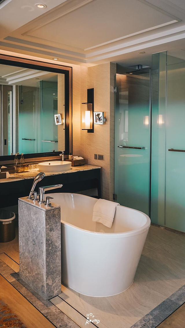 Executive Room รีวิว InterContinental Phuket Resort จากวรรณกรรม 3 ดินแดน สู่ความแกรนด์บนหาดกมลา Club InterContinental อินเตอร์คอนติเนนตัล ภูเก็ต รีวิว InterContinental Phuket Resort  อินเตอร์คอนติเนนตัล ภูเก็ต รีสอร์ท รีสอร์ทริมชายหาดห้าดาว เจ้าของโครงการ InterContinental Phuket HuaHin - Proud Real Estate Public Company Limited บริษัท พราว เรียล เอสเตท จำกัด (มหาชน) Club Lounge