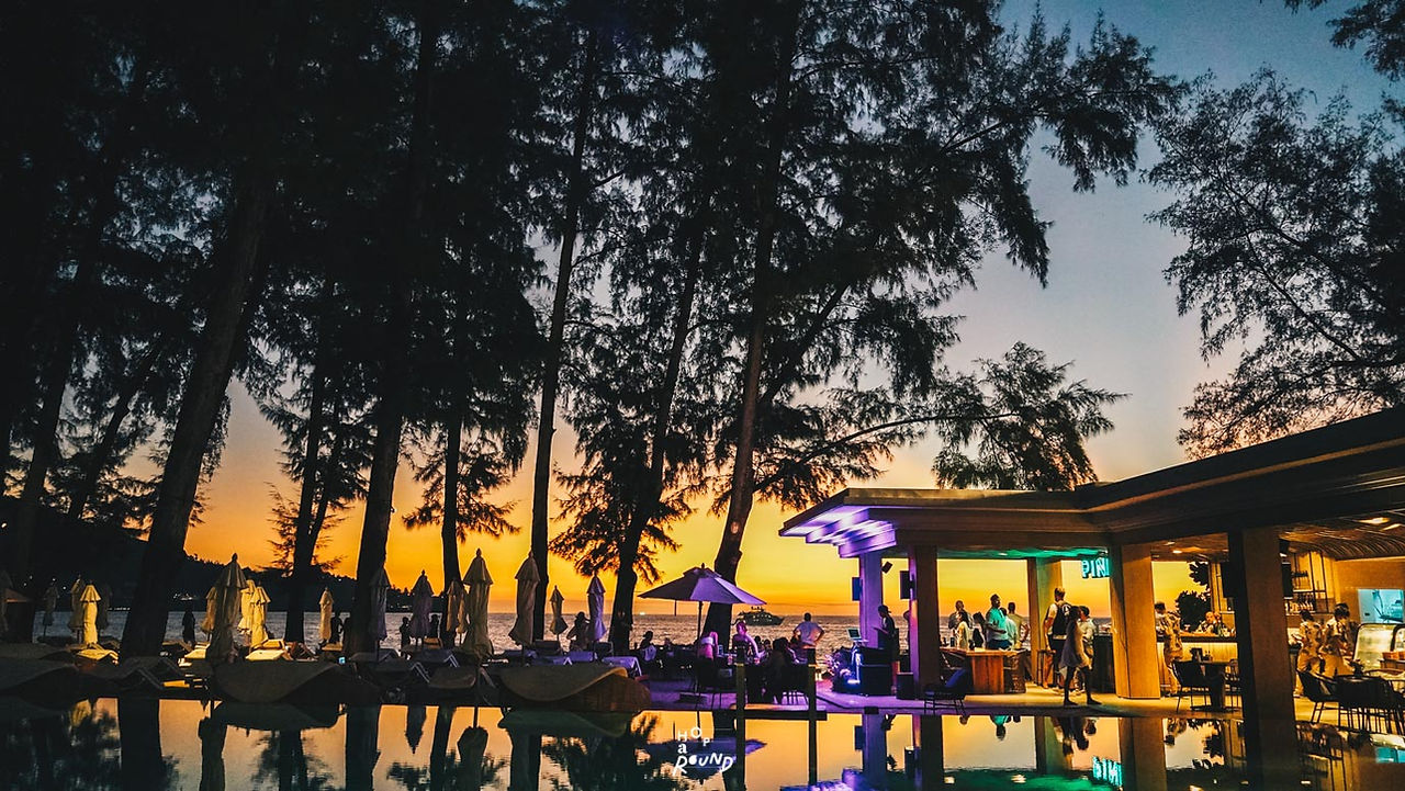 รีวิว InterContinental Phuket Resort จากวรรณกรรม 3 ดินแดน สู่ความแกรนด์บนหาดกมลา Club InterContinental อินเตอร์คอนติเนนตัล ภูเก็ต รีวิว InterContinental Phuket Resort  อินเตอร์คอนติเนนตัล ภูเก็ต รีสอร์ท รีสอร์ทริมชายหาดห้าดาว เจ้าของโครงการ InterContinental Phuket HuaHin - Proud Real Estate Public Company Limited บริษัท พราว เรียล เอสเตท จำกัด (มหาชน) an IHG Hotel Group Pine Beach Bar