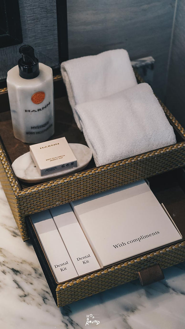 Executive Room รีวิว InterContinental Phuket Resort จากวรรณกรรม 3 ดินแดน สู่ความแกรนด์บนหาดกมลา Club InterContinental อินเตอร์คอนติเนนตัล ภูเก็ต รีวิว InterContinental Phuket Resort  อินเตอร์คอนติเนนตัล ภูเก็ต รีสอร์ท รีสอร์ทริมชายหาดห้าดาว เจ้าของโครงการ InterContinental Phuket HuaHin - Proud Real Estate Public Company Limited บริษัท พราว เรียล เอสเตท จำกัด (มหาชน) Club Lounge
