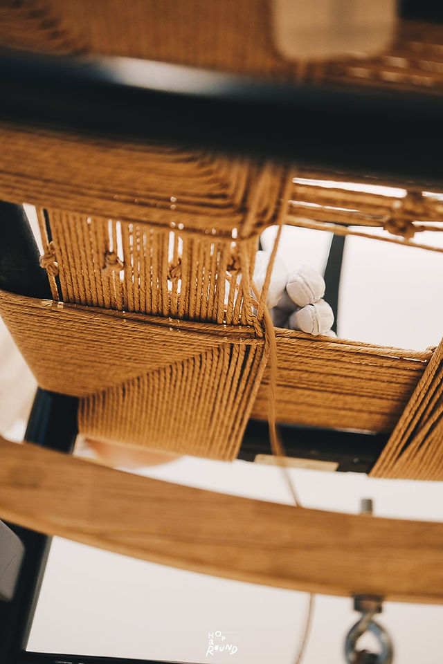 สัมผัส The Living Craft: A Carl Hansen & Søn Experience นิทรรศการที่พางานคราฟต์เดนมาร์กของ Hans J. Wegner มาพบกับงานทอมือไทยจาก NORAPAO ผ่านเก้าอี้ CH23 และ CH24 Wishbone Chair เมื่อเก้าอี้ Danish Modern ระดับไอคอนิกของ Carl Hansen & Søn กลายเป็นพื้นที่ให้เส้นใยและงานทอมือไทยเข้ามาบอกเล่าเรื่องราวบทใหม่ The Living Craft ชวนเรากลับไปมองคุณค่าของสิ่งของผ่านมือ เวลา และผู้คนที่อยู่เบื้องหลังการสร้างสรรค์ รีวิว CHANINTR CRAFT รีวิวบ้าน รีวิวเฟอร์นิเจอร์