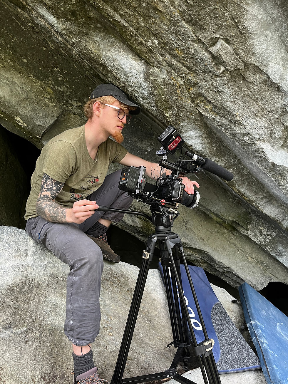 Filmemacher Robin Wilkens am Filmset einer Boulderszene in der Schweiz am Fels.