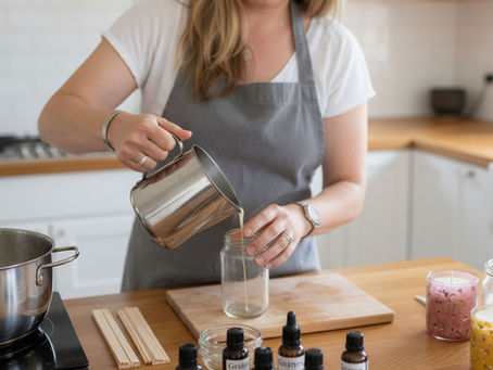 Angélie, fondatrice d'Angel'S at Home, coule la cire de coco dans son atelier artisanal à Bruz, Bretagne