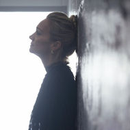 Sara Hugelshofer transforma a incerteza em beleza no delicado "In Between"