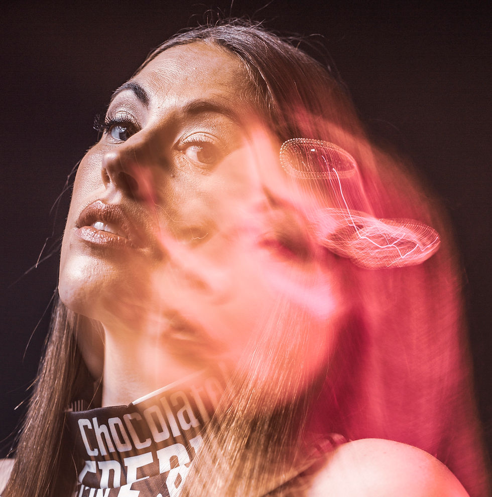 Samantha Davis resgata a grandiosidade do pop dos anos 2010 com a atmosfera nostálgica e poderosa de “The Last Time”
