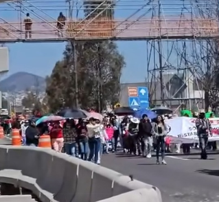 Manifestantes cierran la vía Toluca-Atlacomulco y toman la caseta El Cote