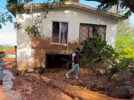 Casas y vehículos quedan bajo lodo y rocas tras temporal en Temascaltepec