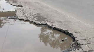 Baches provocan accidentes en Toluca