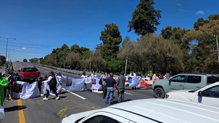 Familias de personas desaparecidas bloquean la México-Toluca; caos vial en Lerma