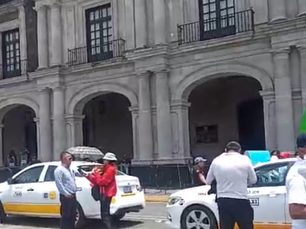 Transportistas mexiquenses exigen solución a rezago de trámites; bloquean zona centro de Toluca