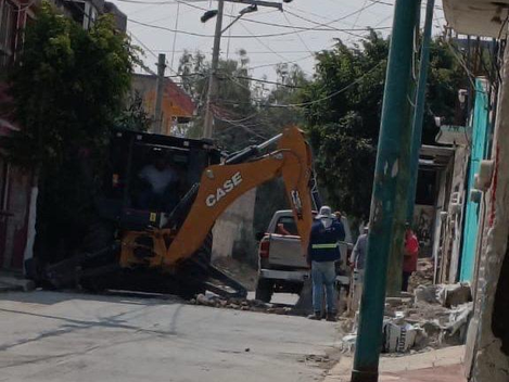Vecinos de San Juan Zapotla denuncian agua contaminada en la Calle Jazmín