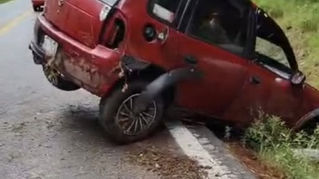 Volcadura en la carretera Toluca-Zitácuaro deja personas lesionadas
