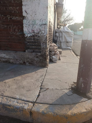 Banquetas invadidas ponen en riesgo a peatones en Chimalhuacán