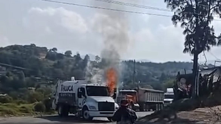 Indignación en Xonacatlán: pobladores prenden fuego a camión de basura de Toluca