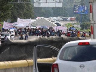 Bloqueo de ejidatarios en la México-Puebla lleva más de 20 horas