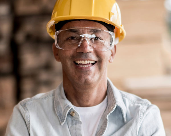 Trabajador con el casco amarillo