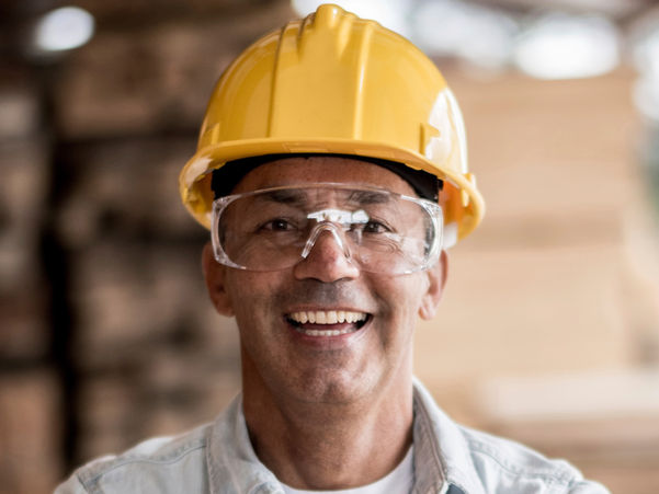 Sarı helmetle İşçi