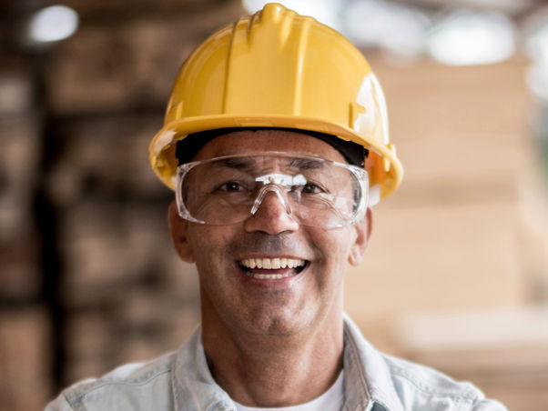 Sarı helmetle İşçi