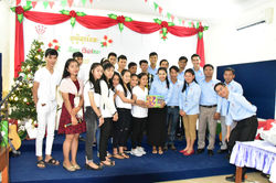 HRDI Christmas-student present gifts to teachers &  adm staff
